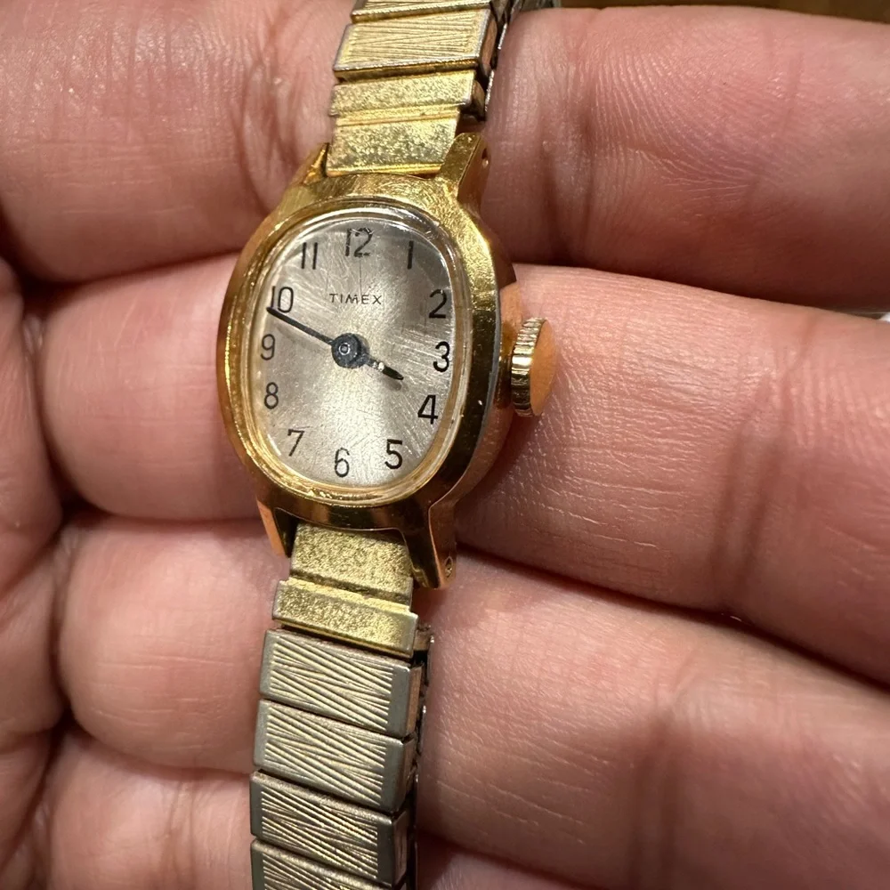 *WORKING* Timex women's gold tone watch. Small iridescent face. Stretch bracelet